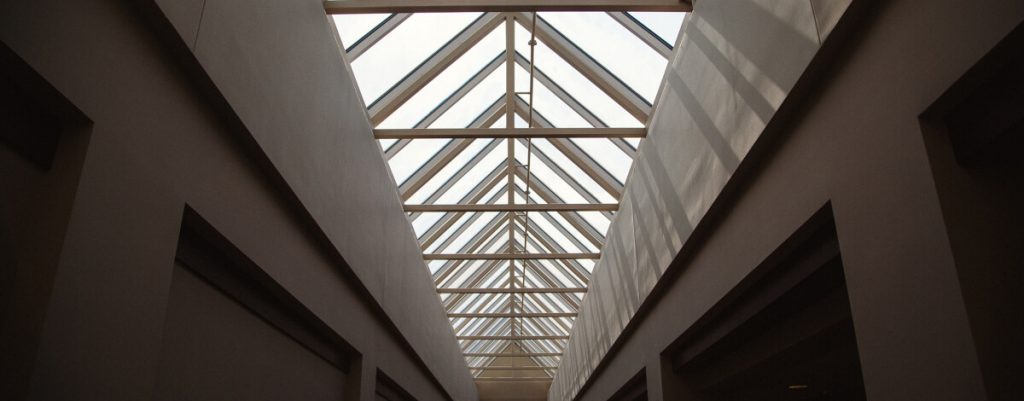 Projets Comercial Skylight Install 1024x401 1